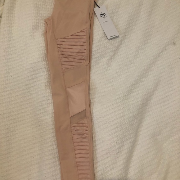 Brand New light pink alo leggings size XS - Picture 3 of 3